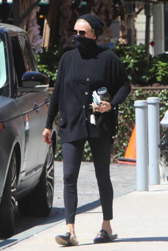 YOLANDA HADID Leaves Gigi