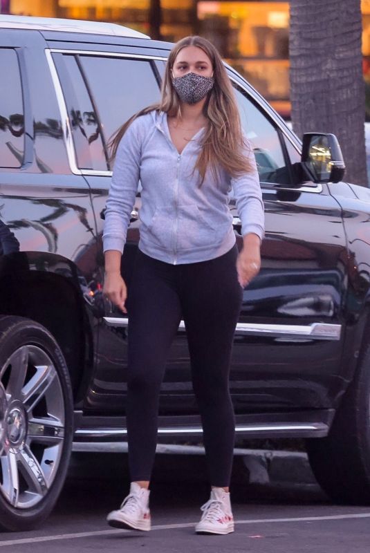 APRIL LOVE GEARY Shopping at Pavilions in Malibu 05/16/2021