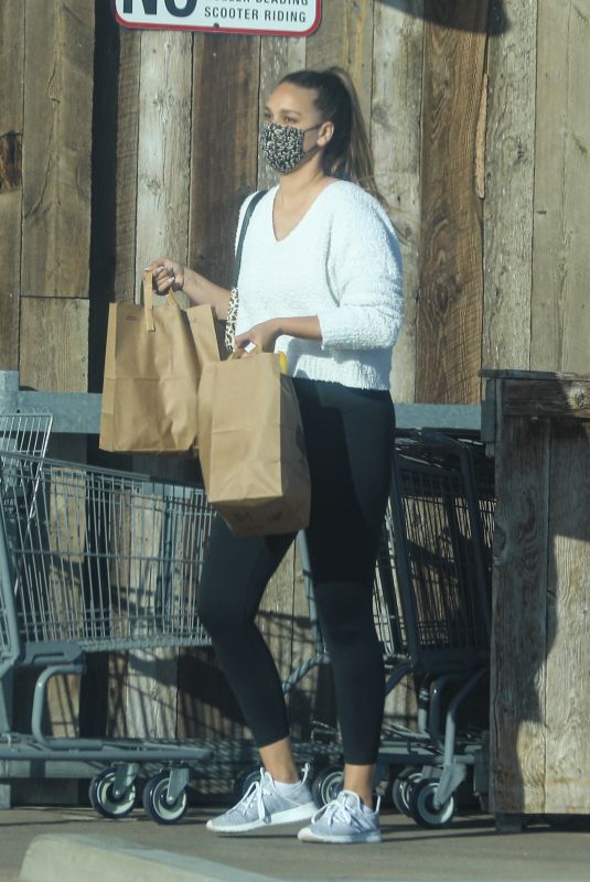 APRIL LOVE GEARY Shopping at Vintage Grocery in Malibu 05/03/2021