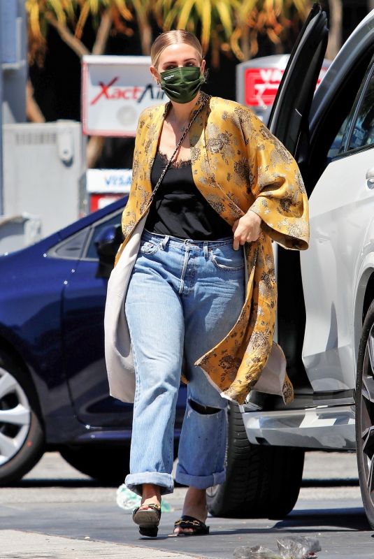 ASHLEE SIMPSON at a Gas Station in Sherman Oaks 05/04/2021