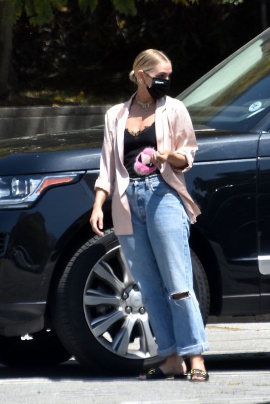 ASHLEE SIMPSON at Yogurtland in Encino 05/06/2021