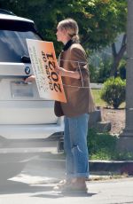 ASHLEE SIMPSON Picks up a For Sale Sign from Her Old House in Sherman Oaks 05/25/2021
