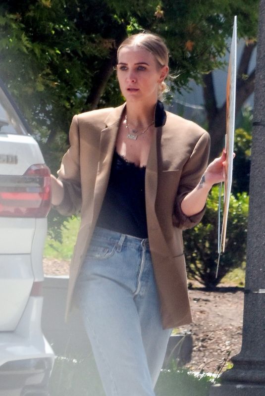 ASHLEE SIMPSON Picks up a For Sale Sign from Her Old House in Sherman Oaks 05/25/2021