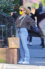 BUSY PHILIPPS Shopping for Groceries in New York 04/29/2021