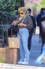 BUSY PHILIPPS Shopping for Groceries in New York 04/29/2021