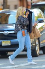 BUSY PHILIPPS Shopping for Groceries in New York 04/29/2021
