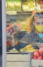 BUSY PHILIPPS Shopping for Groceries in New York 04/29/2021