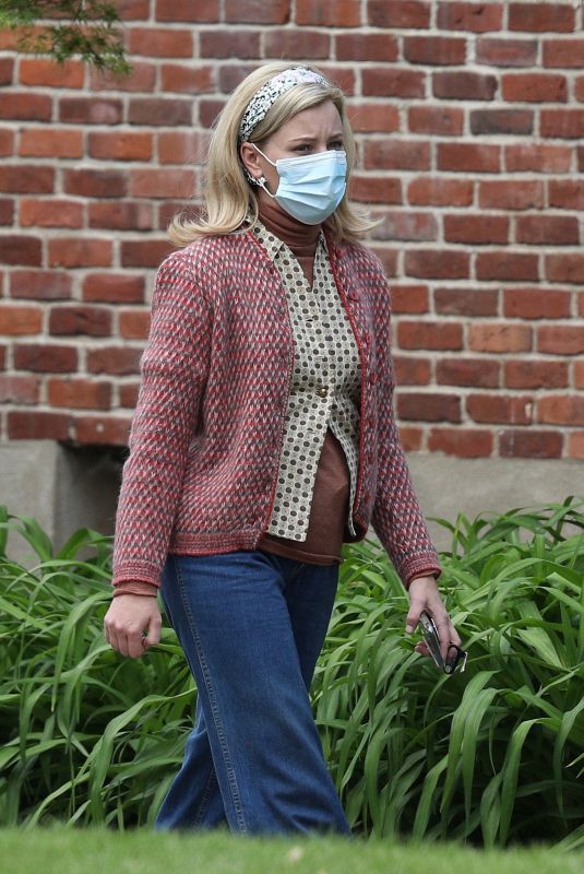 ELIZABETH BANKS on the Set of Call June in Hartford 05/17/2021
