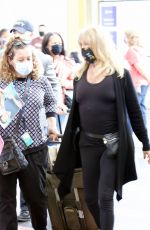 GOLDIE HAWN Arrives at Reagan National Airport in Washington 05/28/2021