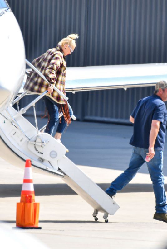 GWEN STEFANI and Blake Shelton Arrives in Los Angeles 05/16/2021