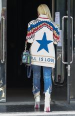 GWEN STEFANI Shopping at XIV Karats in Beverly Hills 05/12/2021