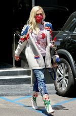 GWEN STEFANI Shopping at XIV Karats in Beverly Hills 05/12/2021