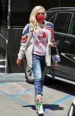 GWEN STEFANI Shopping at XIV Karats in Beverly Hills 05/12/2021