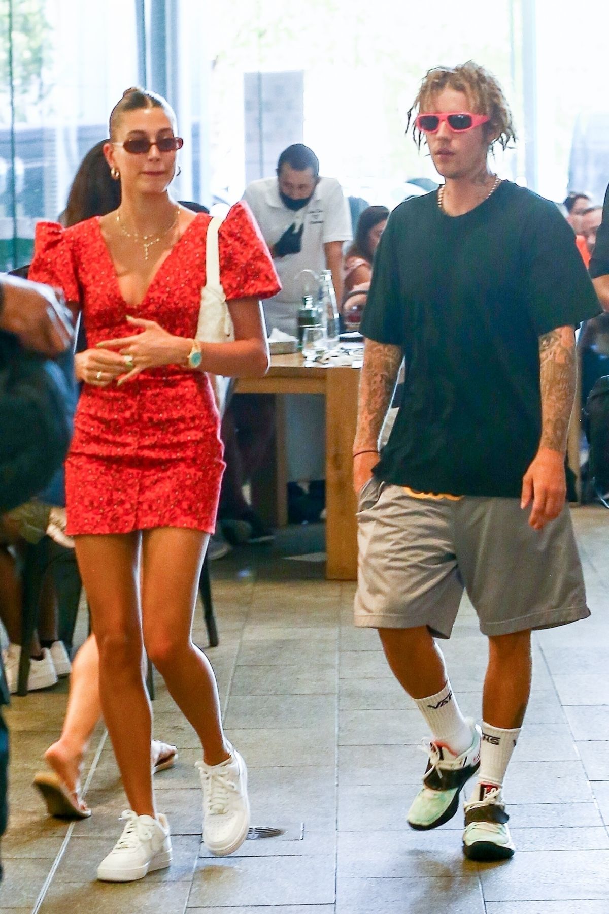 hailey-and-justin-bieber-out-shopping-in-miami-05-01-2021-6.jpg