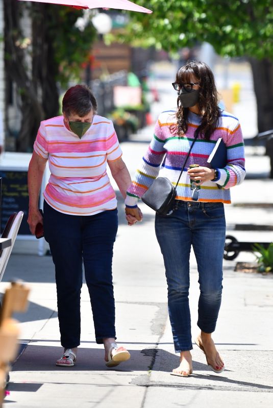 JENNIFER GARNER Arrives to Meet Her Architect at Her New House in Brentwood 05/27/2021