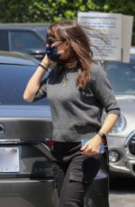 JENNIFER GARNER Leaves Brentwood Country Mart 05/11/2021