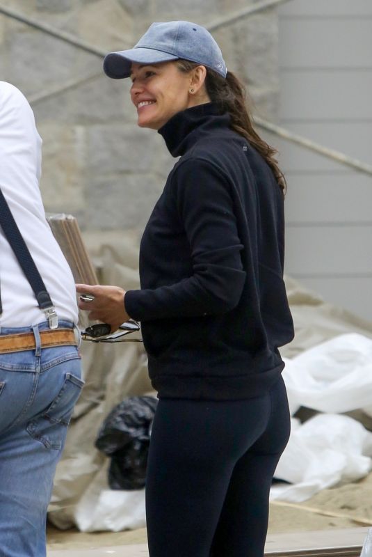 JENNIFER GARNER on Construction Site of Her New Home in Brentwood 05/28/2021