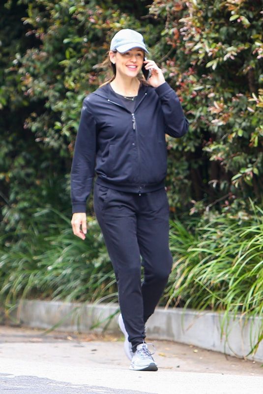 JENNIFER GARNER Out Hikinig in Brentwood 05/15/2021
