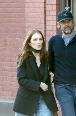 JULIANNE MOORE and Bart Freundlich Out in New York 05/17/2021