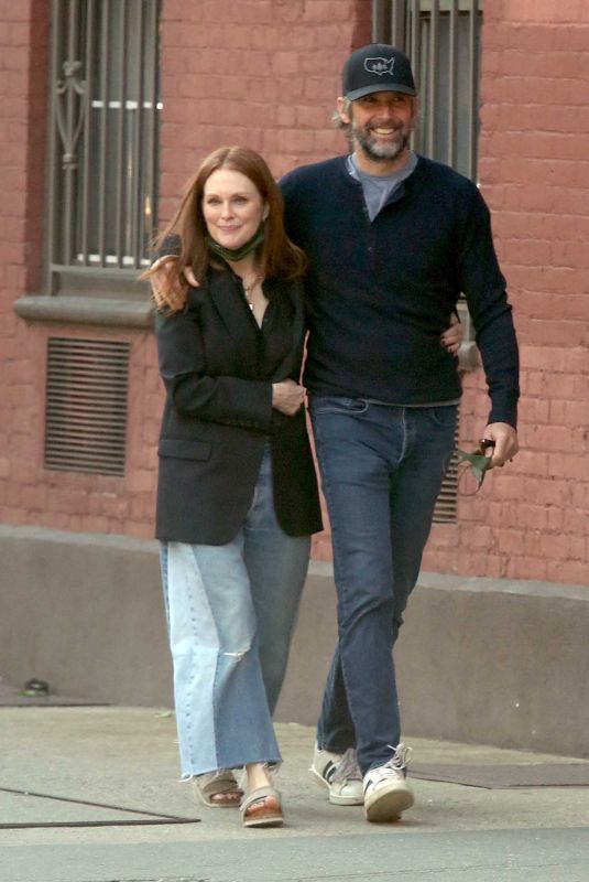 JULIANNE MOORE and Bart Freundlich Out in New York 05/17/2021