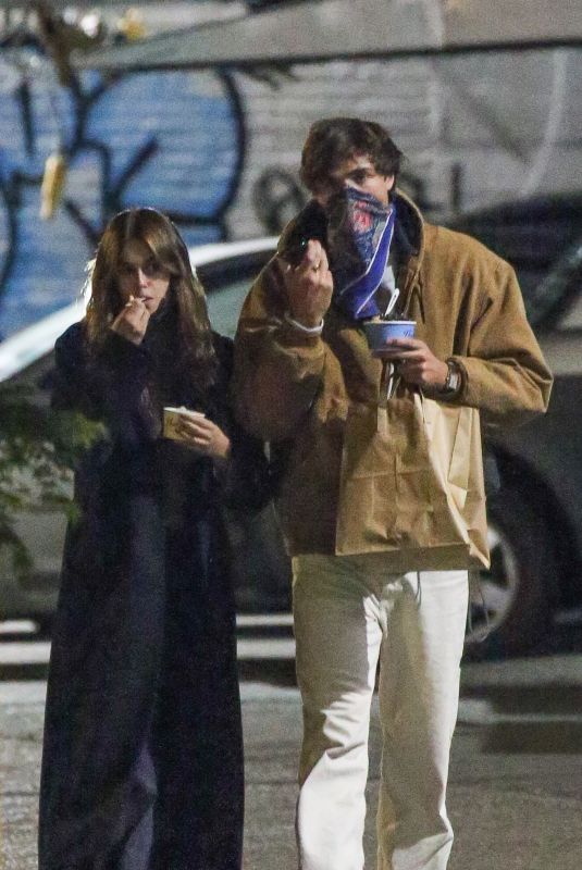 KAIA GERBER and Jacob Elordi Out for Ice Cream in New York 05/10/2021