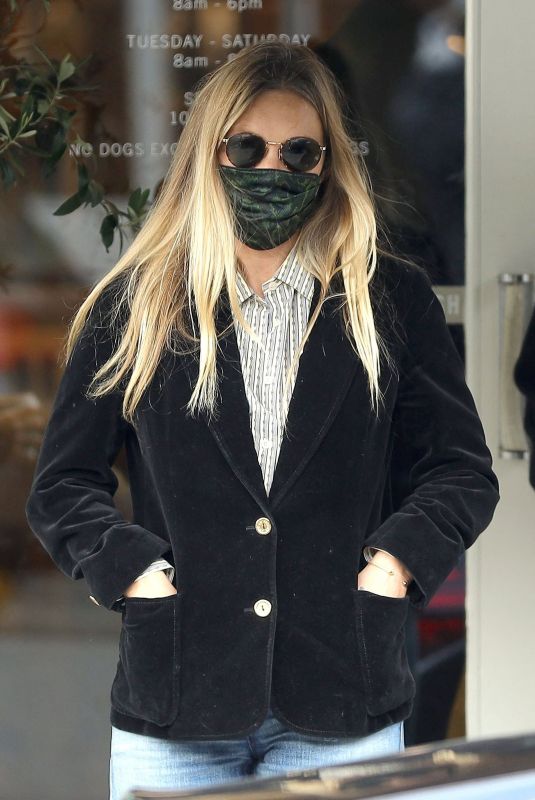 KATE MOSS Leaves Daylesford Organic in London 04/29/2021