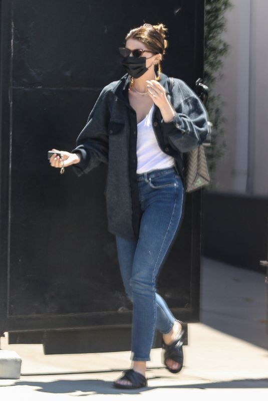 KATHERINE SCHWARZENEGGER Leaves a Salon in Los Angeles 05/24/2021