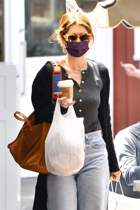 KATHERINE SCHWARZENEGGER Out Shopping in Pacific Palisades 05/18/2021