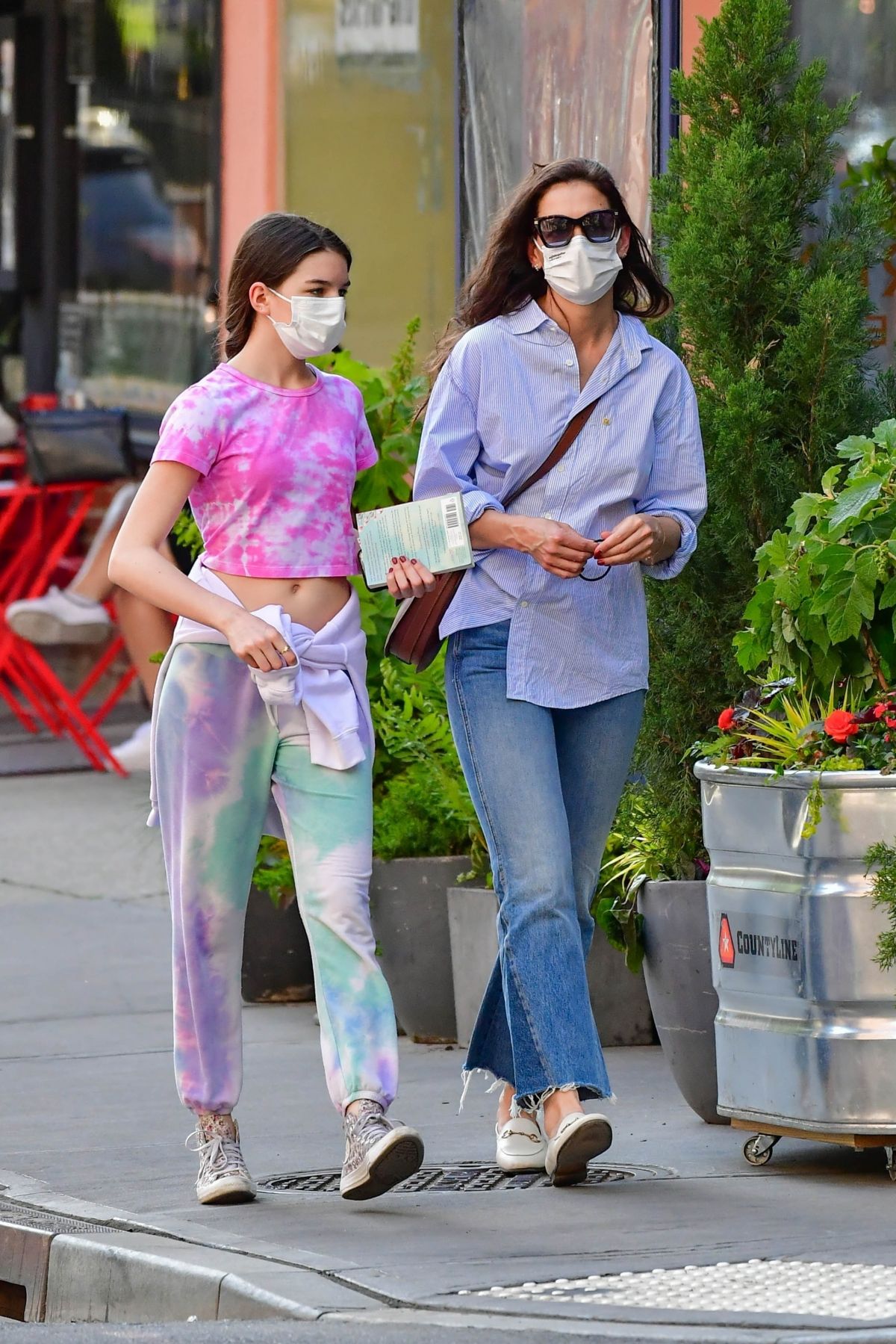 Katie Holmes Out With Her Daughter Suri In New York 05 18 2021 Hawtcelebs