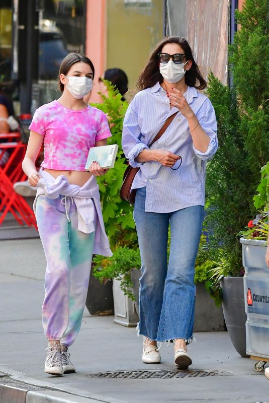 Katie Holmes Out With Her Daughter Suri In New York 05 18 2021 Hawtcelebs