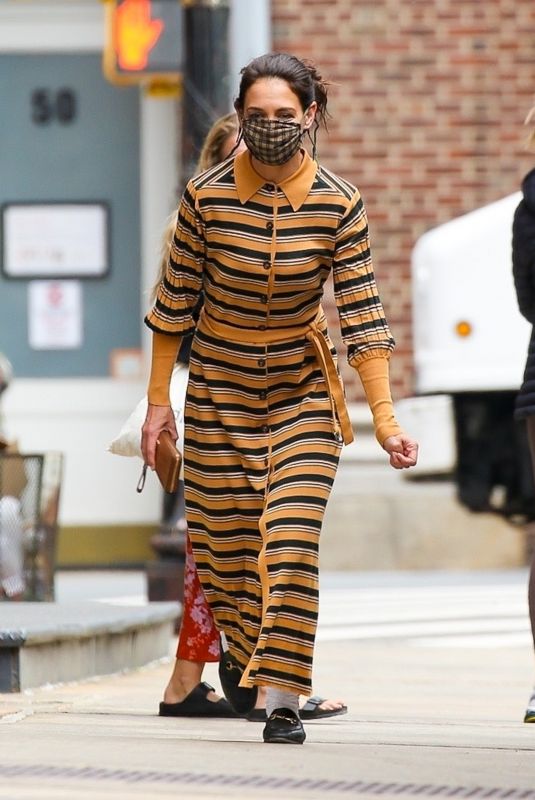 KATIE HOLMES Wearing a Face Mask Out in New York 05/03/2021