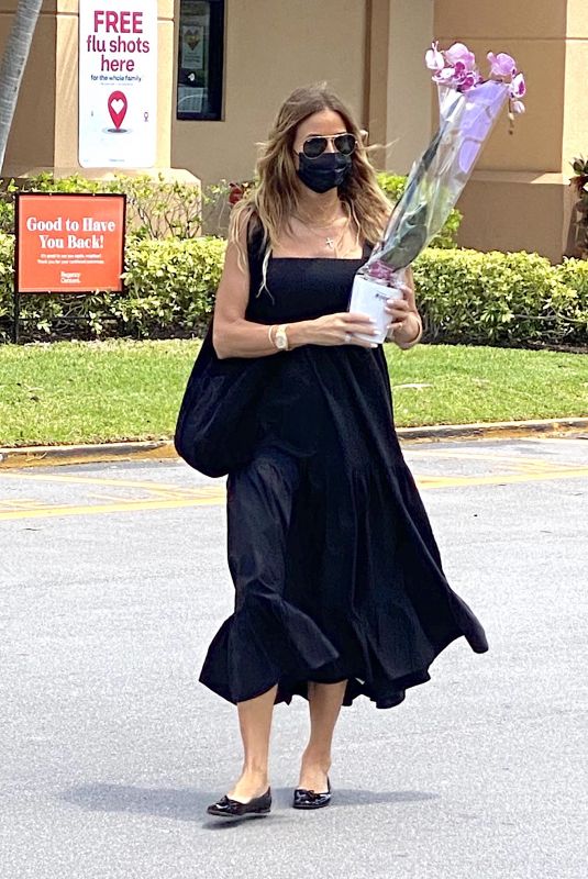 KELLY BENSIMON Buys Beautiful Orchid at Publix in Palm Beach 05/17/2021