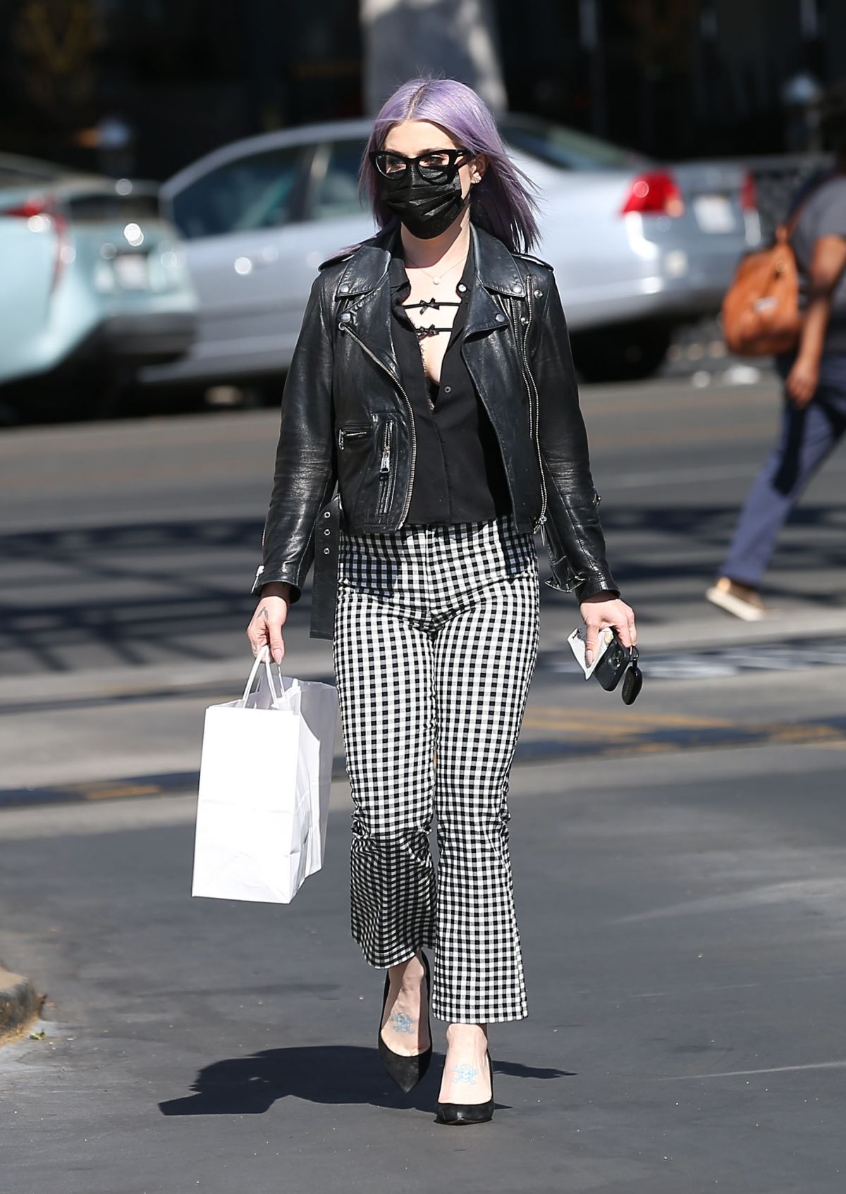 kelly-osbourne-out-shopping-in-larchmont-village-in-los-angeles-04-30-2021-5.jpg