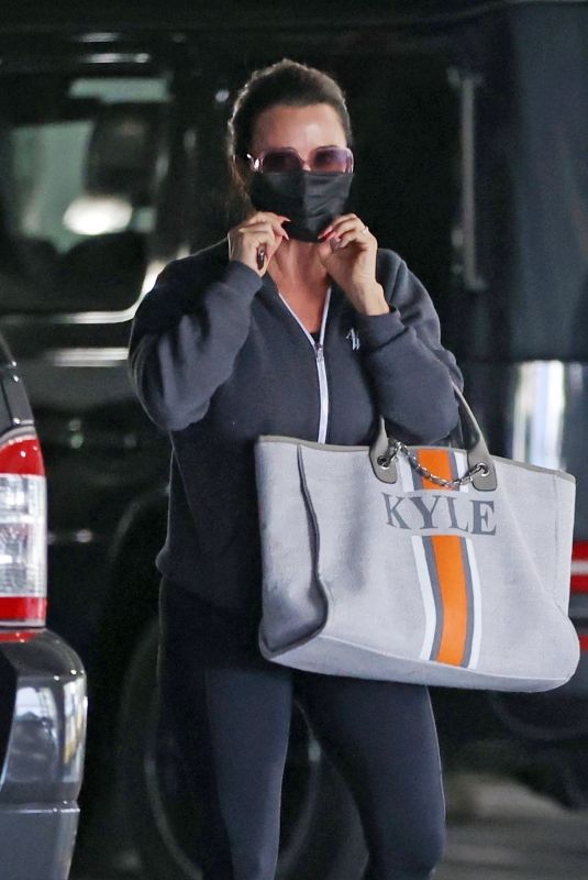 KYLE RICHARDS Shopping at BestBuy in Los Angeles 05/18/2021