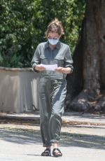 MICHELLE PFEIFFER Delivered a Letter Offering to Buy a House in Brentwood 05/03/2021