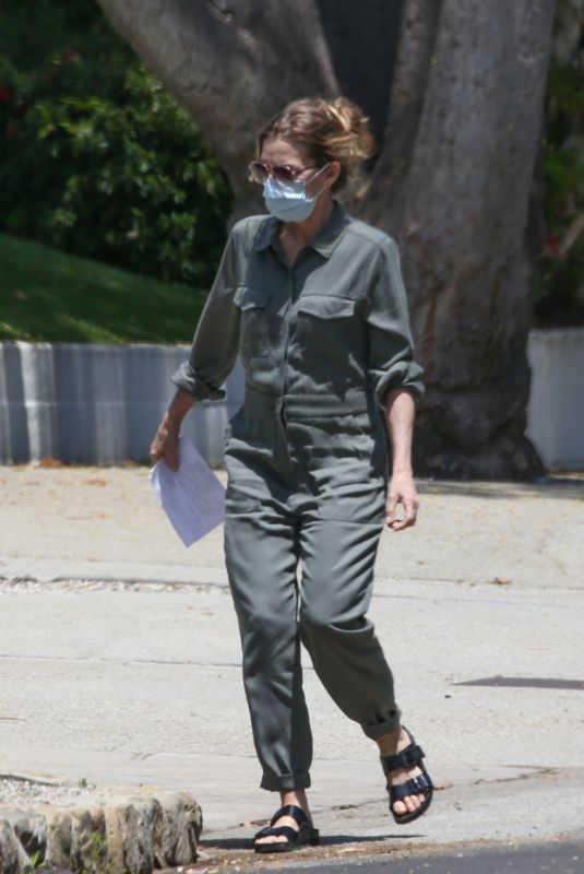 MICHELLE PFEIFFER Delivered a Letter Offering to Buy a House in Brentwood 05/03/2021