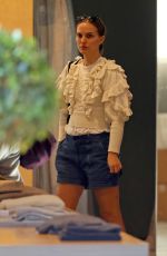 NATALIE PORTMAN Shopping at Zimmerman in Sydney 05/08/2021