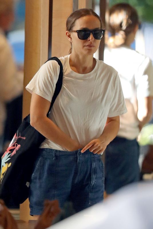 NATALIE PORTMAN Shopping at Zimmerman in Sydney 05/08/2021
