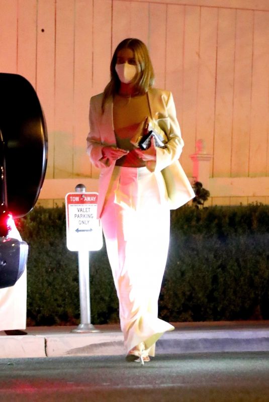 ROSIE HUNTINGTON-WHITELEY at San Vicente Bungalows in West Hollywood 05/21/2021