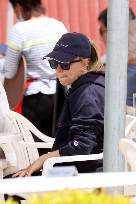 SCARLETT JOHANSSON Out for Lunch in Montauk 05/24/2021