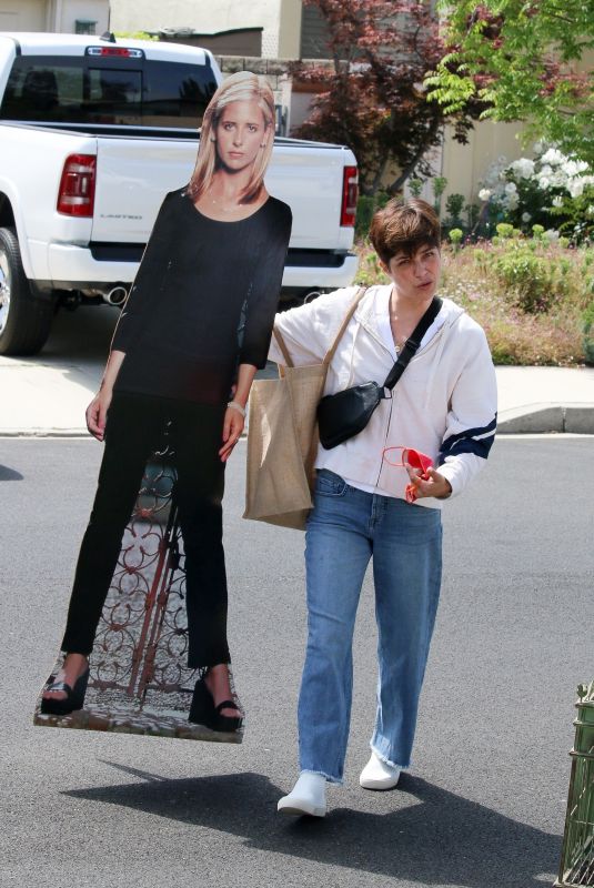 SELMA BLAIR Buying a Cardboard Cutout Stand of Sarah Michelle Gellar at an Estate Sale in Westlake 05/13/2021
