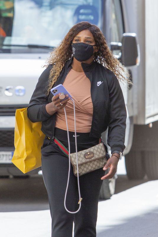 SERENA WILLIAMS Shopping at Gucci Store in Rome 05/13/2021