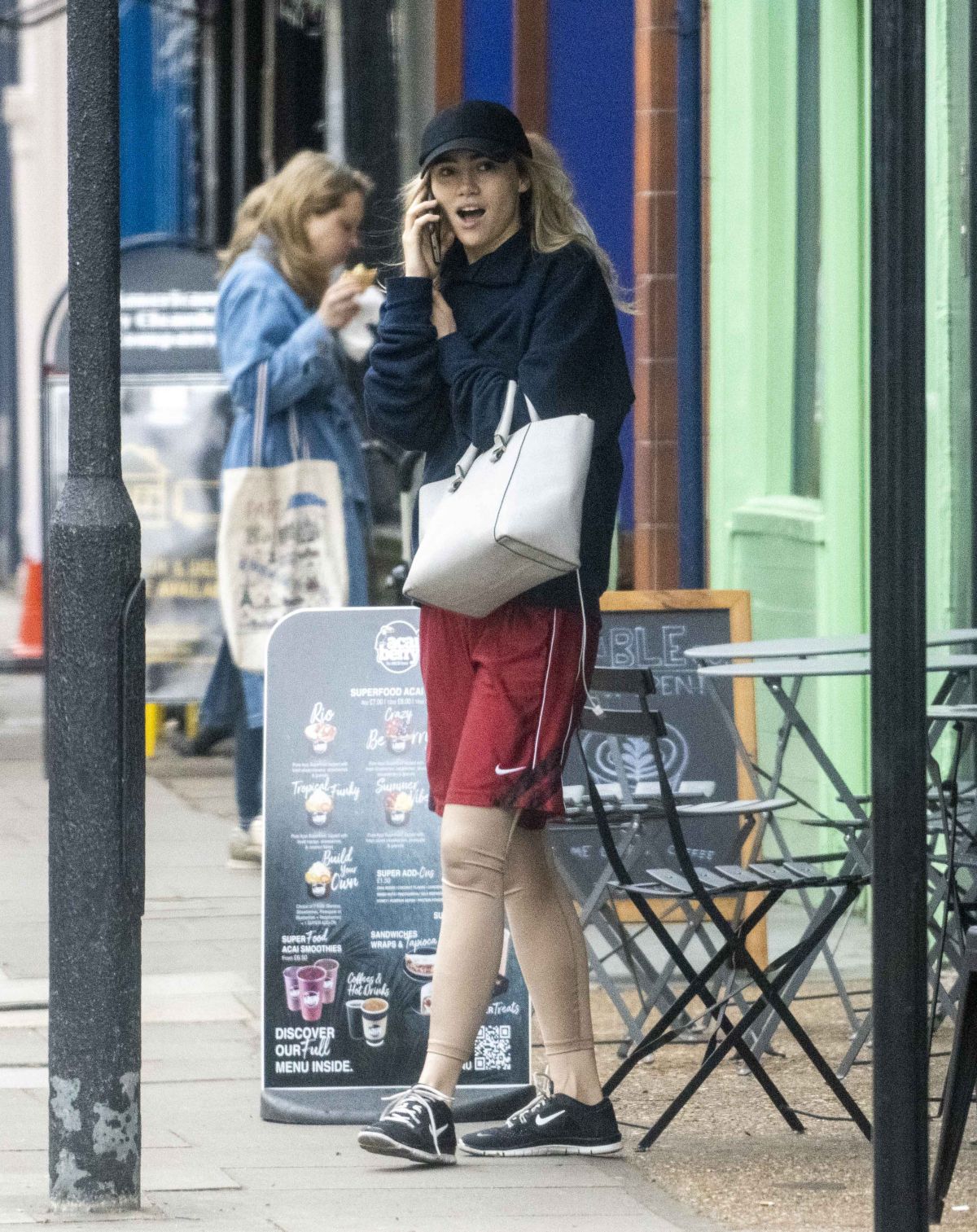 suki-and-immy-waterhouse-out-for-smoothies-in-notting-hill-05-20-2021-3.jpg