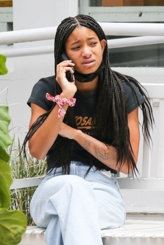 WILLOW SMITH Chatting on Phone in New York 05/24/2021