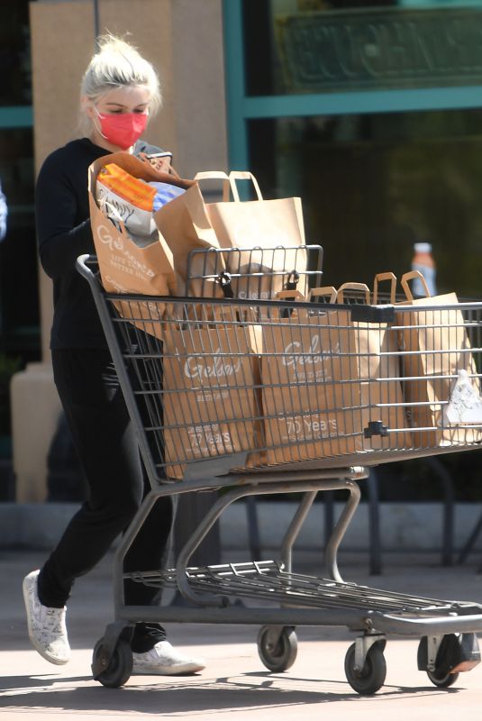 ARIEL WINTER Shopping at Gelson