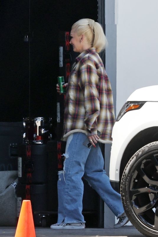 GWEN STEFANI Arrives on the Set of a Photoshoot 06/10/2021