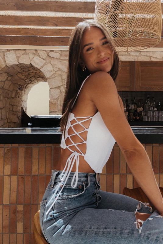 HELEN OWEN - Instagram Photos 06/15/2021