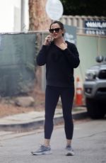JENNIFER GARNER Looking Around Her New Home in Brentwood 03/26/2021