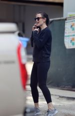 JENNIFER GARNER Looking Around Her New Home in Brentwood 03/26/2021