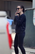 JENNIFER GARNER Looking Around Her New Home in Brentwood 03/26/2021